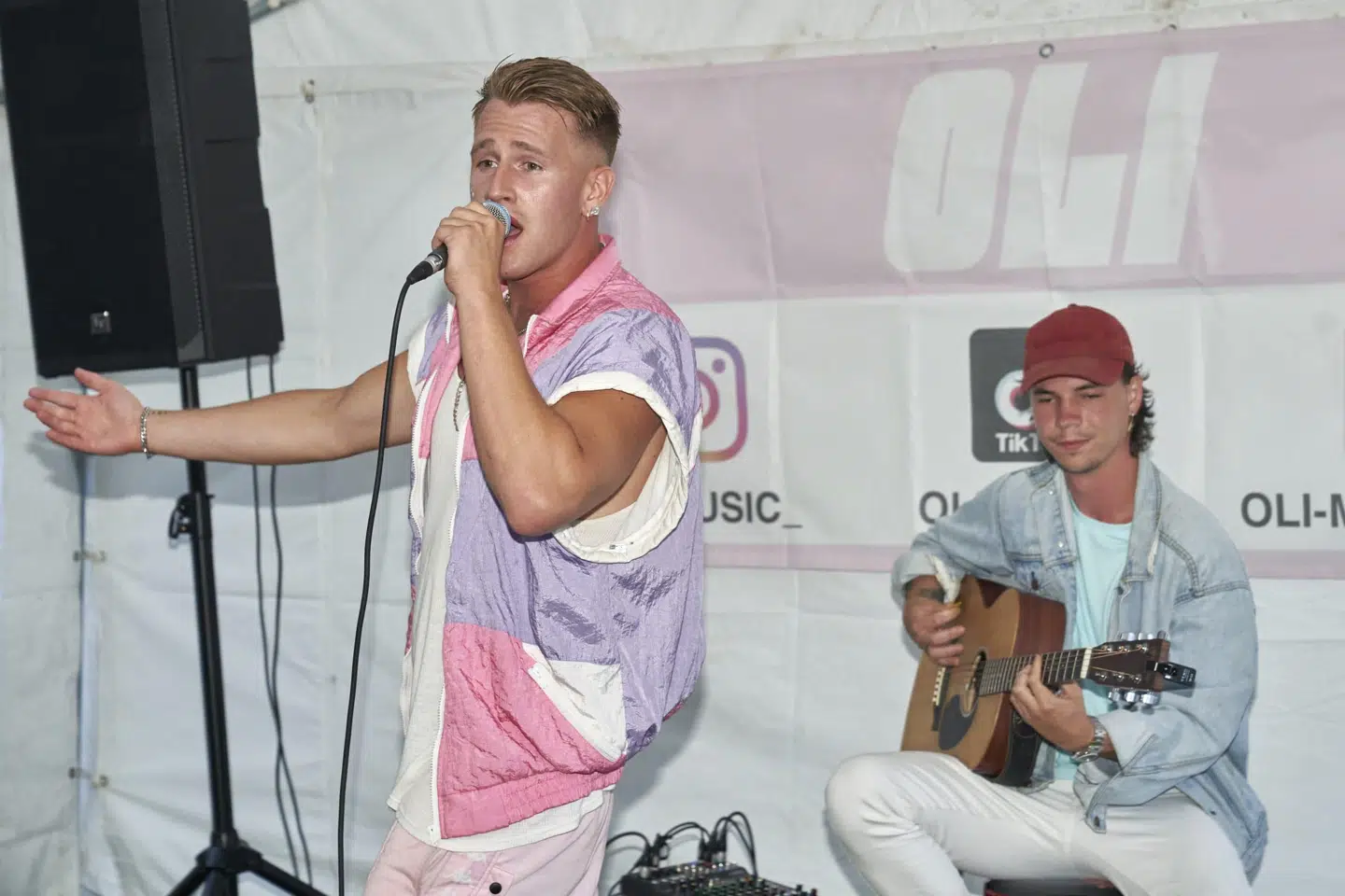 Den nye kunstner OLI optrådte til Nicklaes’ ‘Ex on the Beach’-havefest