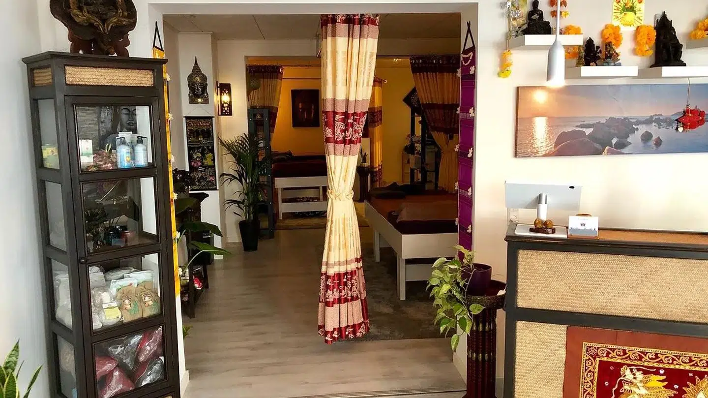 I Montha Janyoojings klinik i Kolding, Hos Montha, er der ikke nogen lukkede rum til massage. Massagebriksene er kun adskilt af thailandske forhæng.