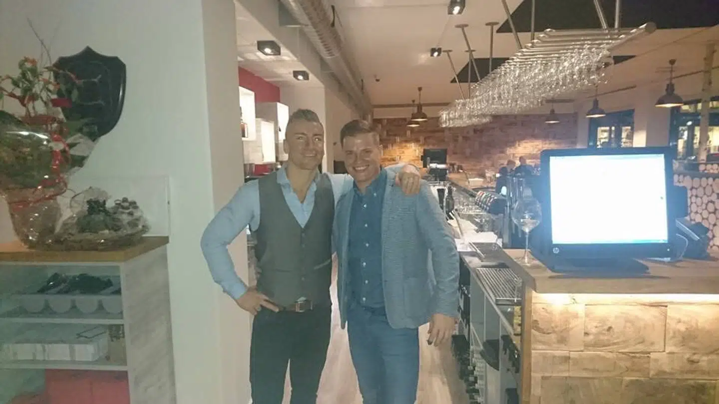 Frantz Weideman (tv.) siger, han glæder sig til genåbningen af restaurant i Roskilde, der ligger på Algade. Her ses han sammen med medejer Brian Knudsen (th.)