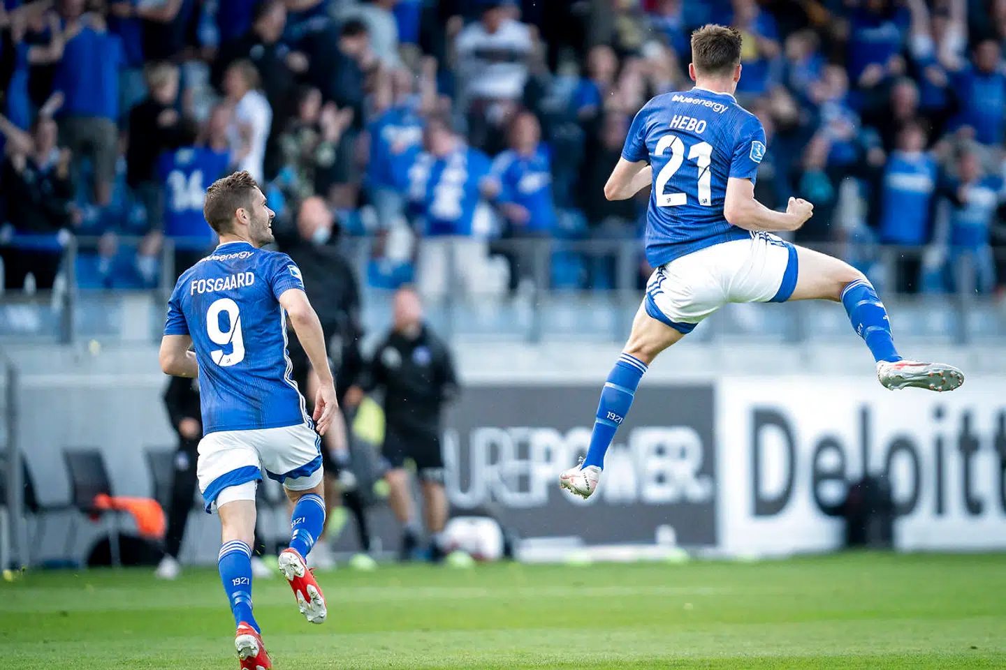 Mathias Hebo (th.) fejrer sit drømmehug.