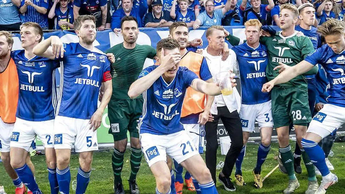 Mathias Hebo foran resten af Lyngby-spillerne.