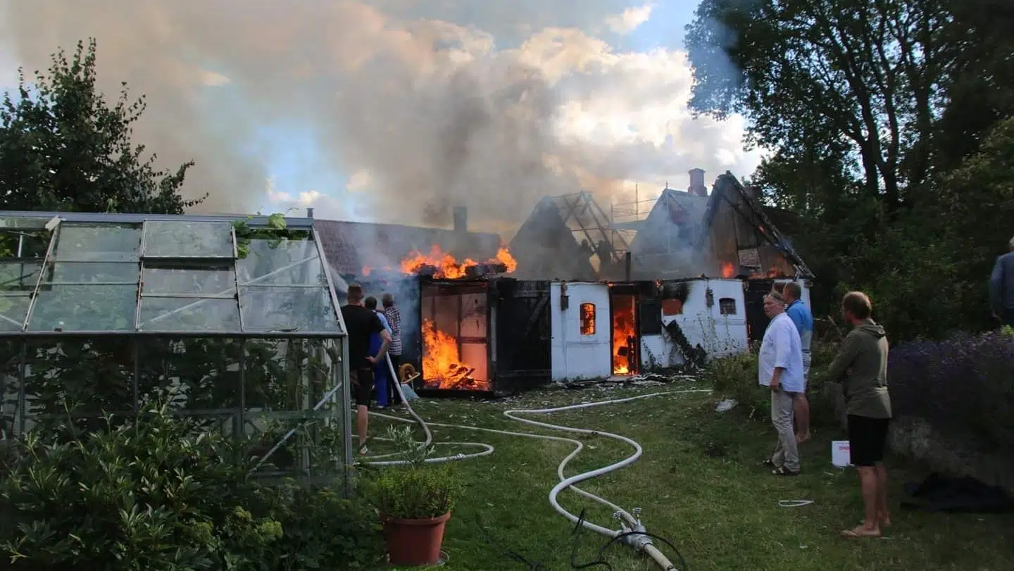 Naboer hjælper med at bekæmpe flammerne.