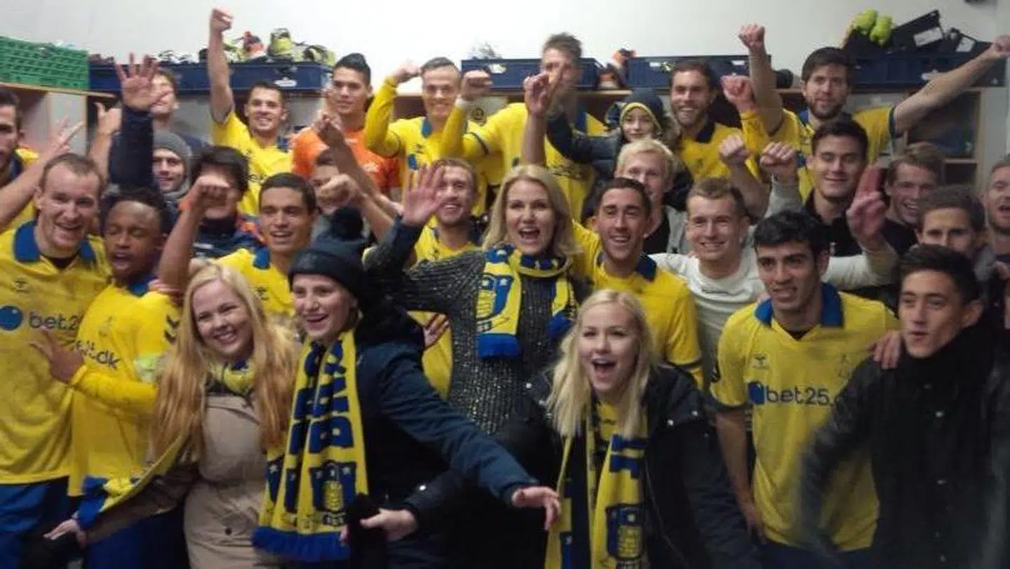 Daværende statsminister Helle Thorning-Schmidt og Brøndbys spillere fejrede en 1-0-sejr over Silkeborg i omklædningsrummet efter kampen i 2014.