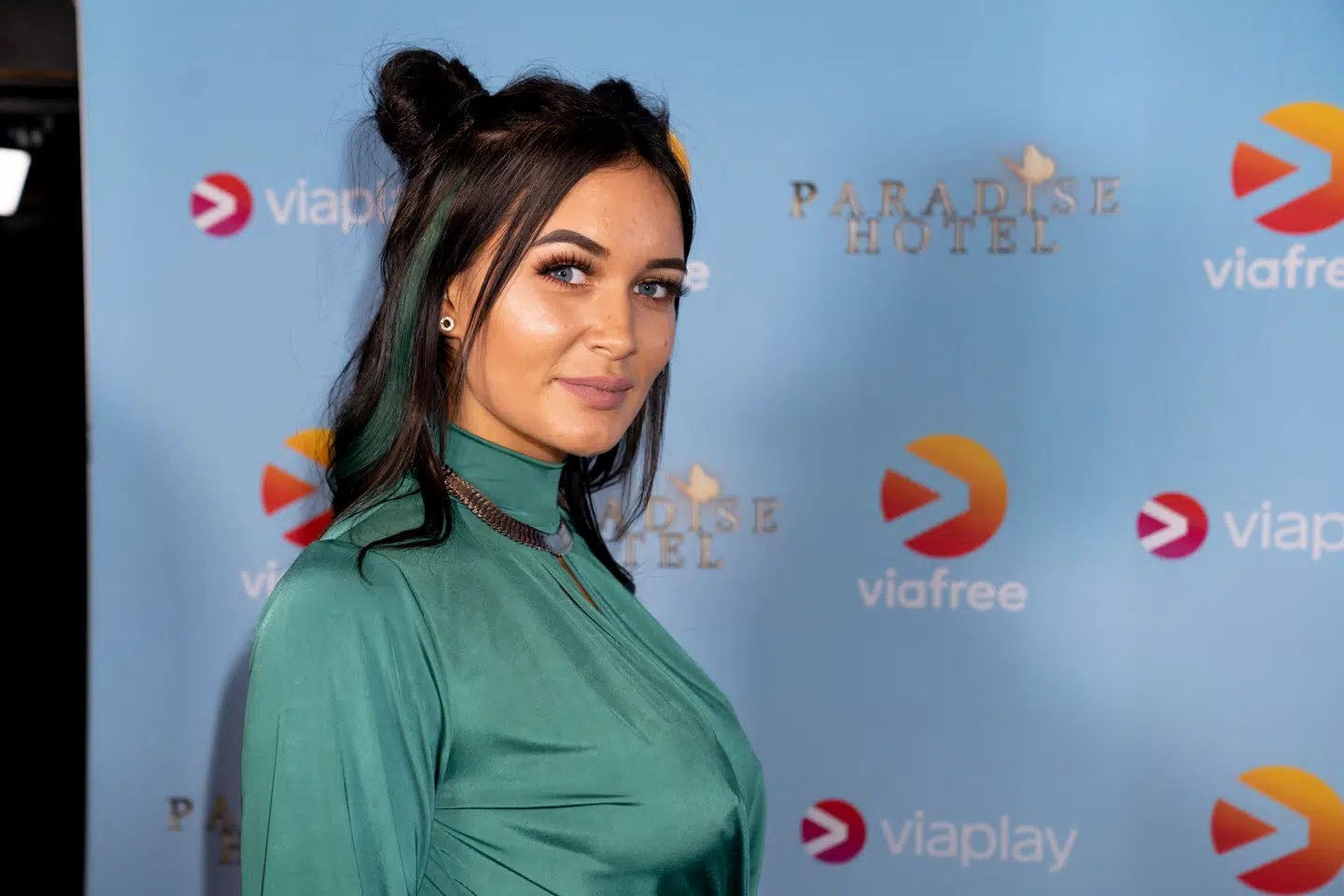 Julie Bischoff har tidligere deltaget i realityprogrammet 'Paradise Hotel'. Hun danner i dag par med Mohan Glad, som hun nu også venter sit første barn med.