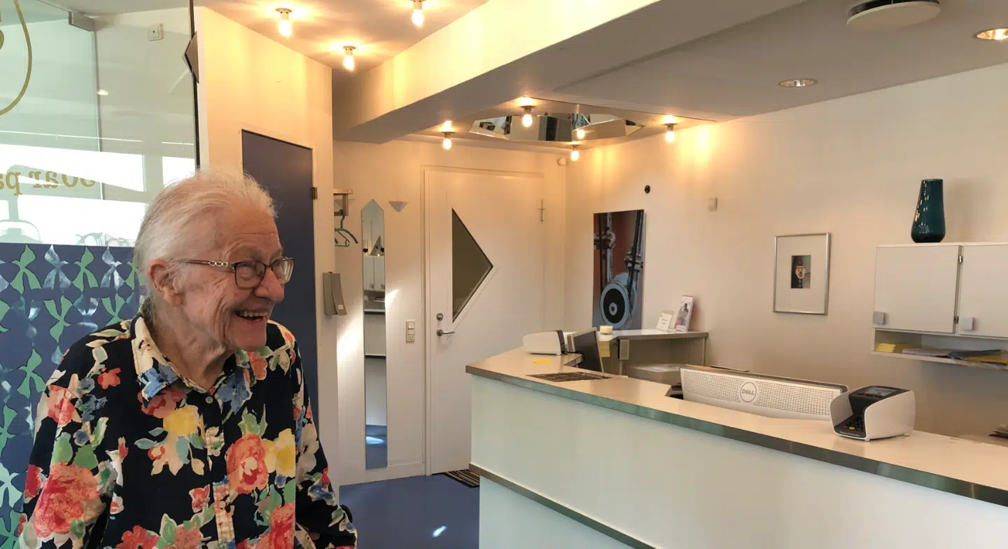 Agnes – her i receptionen, hvor hun ikke længere skal smile til kunderne.