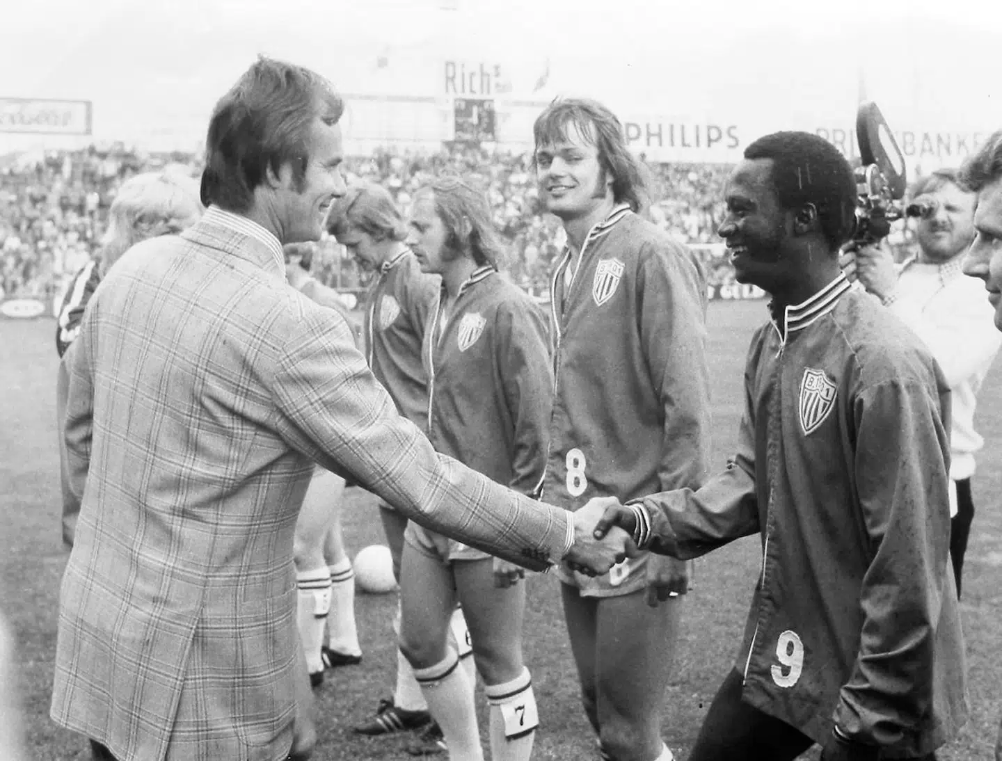 Den gambianske spiller Biri Biri hilser på prins Henrik.