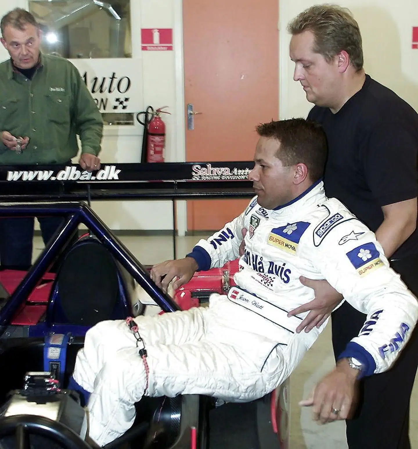 For at komme tilbage på banen efter ulykken måtte Jason Watt gennemgå en række test. Her syvsekundersprøven, hvor han skulle kunne komme ud af sin ombyggede bil uden hjælp. I baggrunden ses Karsten Ree, som var hans ven og sponsor.