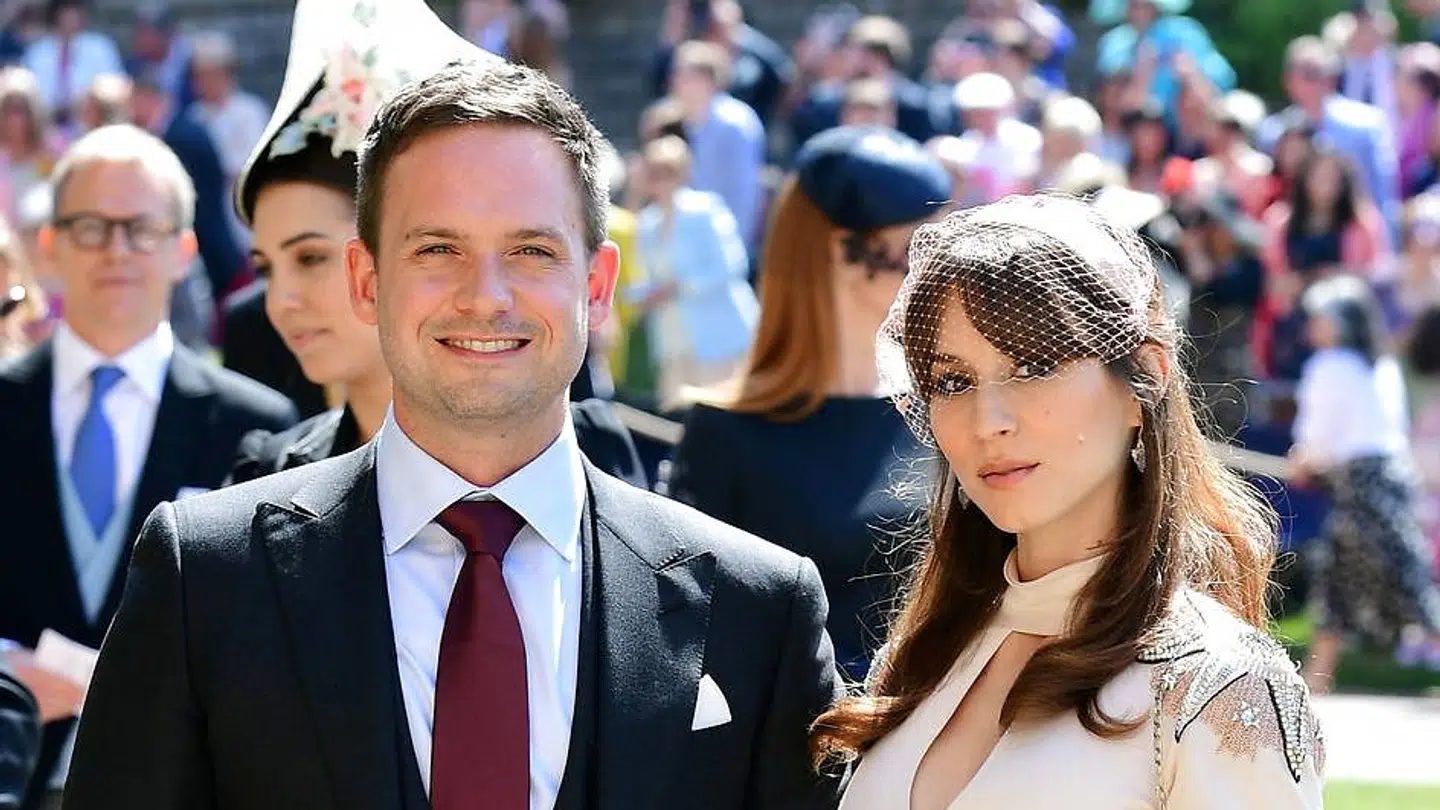 Patrick J. Adams og Troian Bellisario.