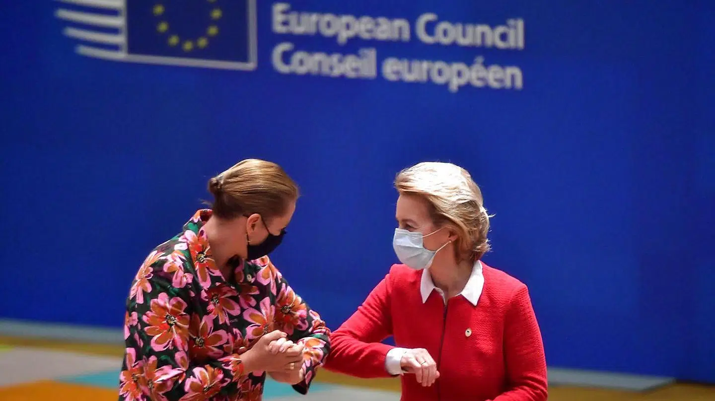 Præsident for EU-kommissionne Ursula von de Leyen hilser på Mette Frederiksen.