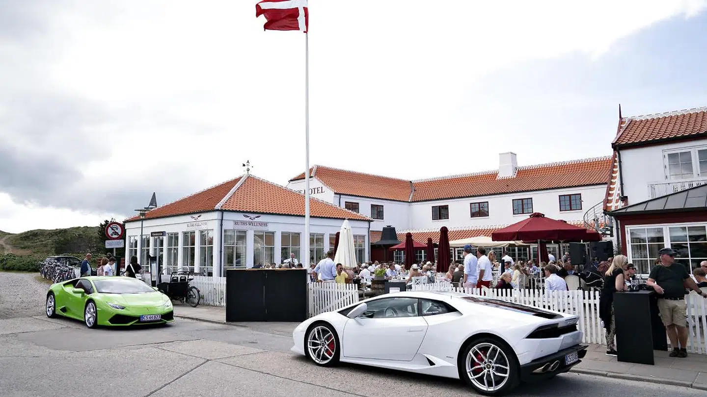Sommerliv og sportsvogne ved Ruths Hotel i Gammel Skagen, uge 29 - 'Hellerupugen', fredag 17. juli 2020. Bilerne på billedet har ikke noget med Motorstyrelsens kontroller at gøre.