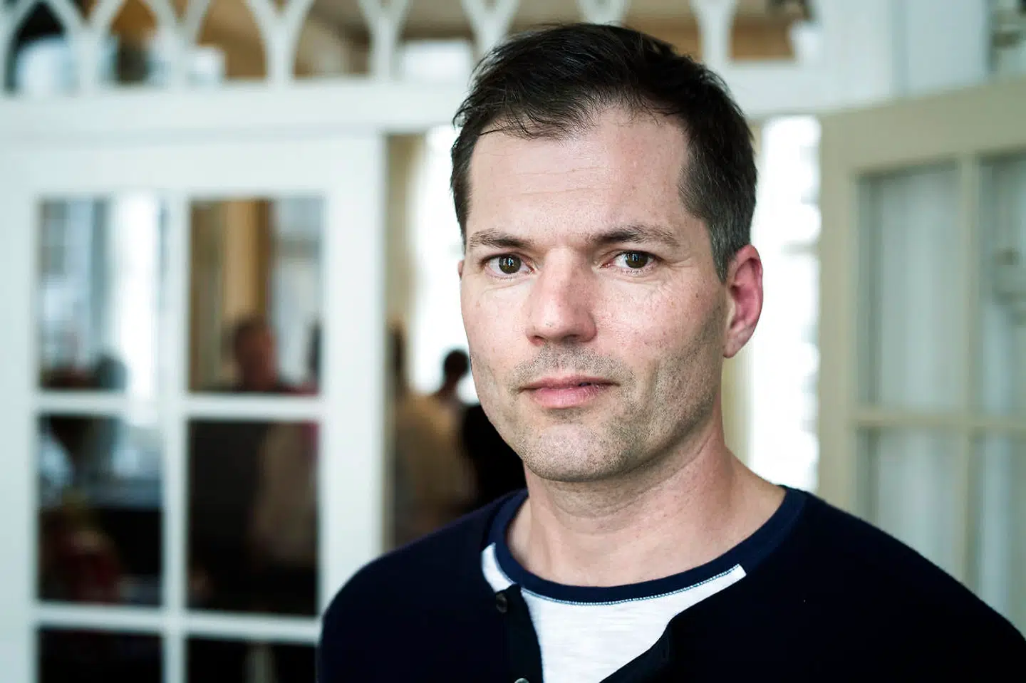 Mikael Bertelsen ved ikke, hvorfor manden blotter sig. Måske det kan være et ønske om ydmygelse, forklarer han.