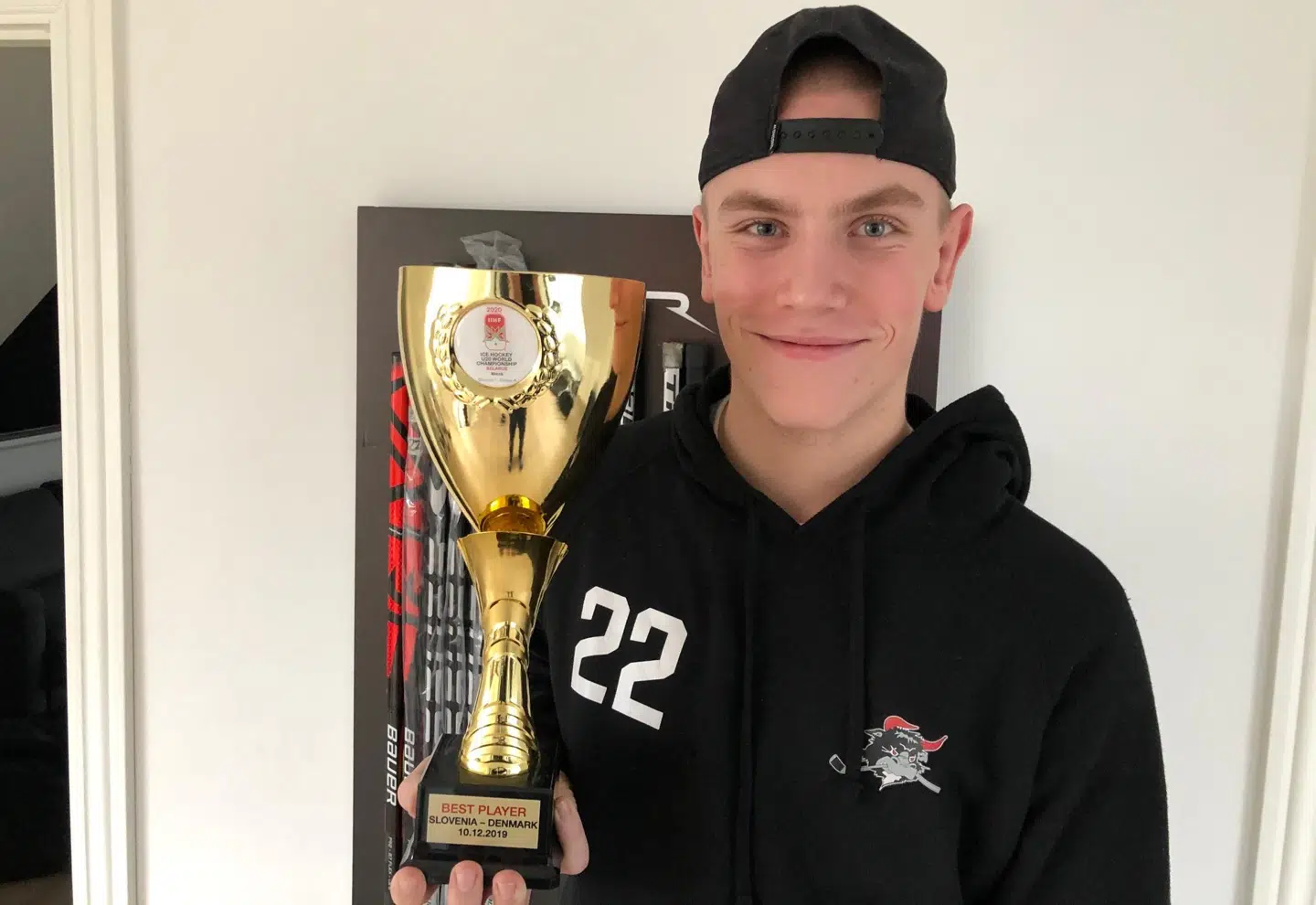 Kasper Larsen hjemme i Rødovre med pokalen for bedste danske spiller ved U20-VM mod Slovenien i Minsk.