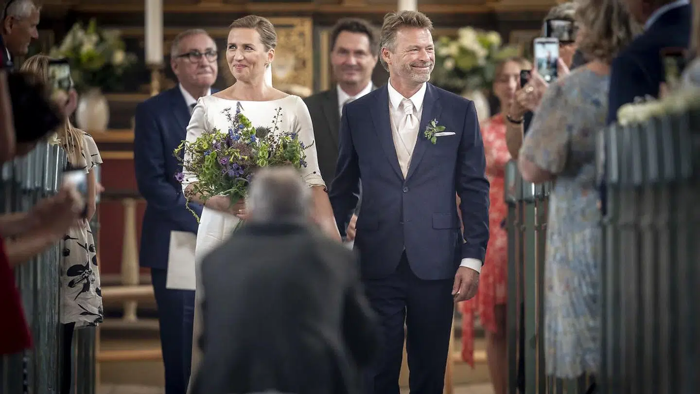 Hvad, der skete indenfor Magleby Kirkes fire murer, ved kun de tilstedeværende. Men sognepræsten fortæller, at selve vielsen var helt traditionel.