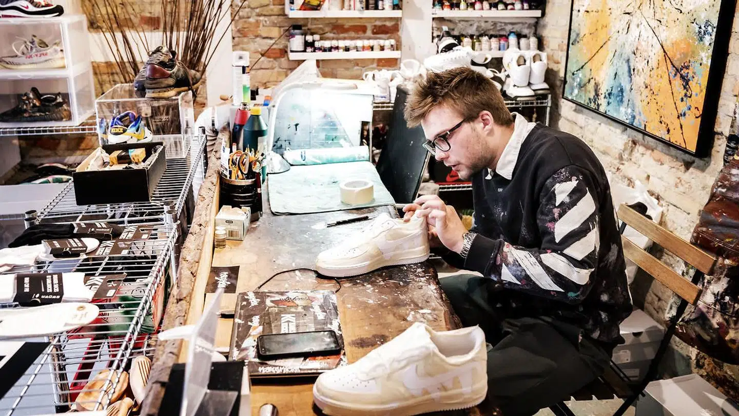 Karl Faurholt begyndte som 17-årig at restaurere og håndmale sneakers. De seneste tre år har han haft en forretning i indre København, hvor han blandt andet laver særlige design på bestilling og sælger sneakers til mange tusinde kroner.