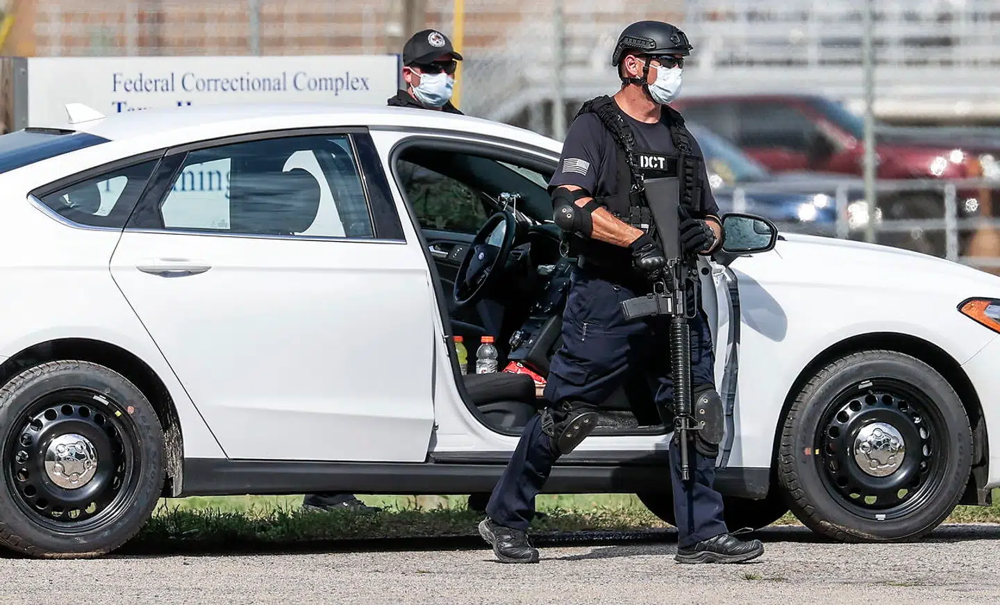 Fængselsbetjentene bar våben, da de skulle passe på de mange, der protesterede mod henrettelsen.