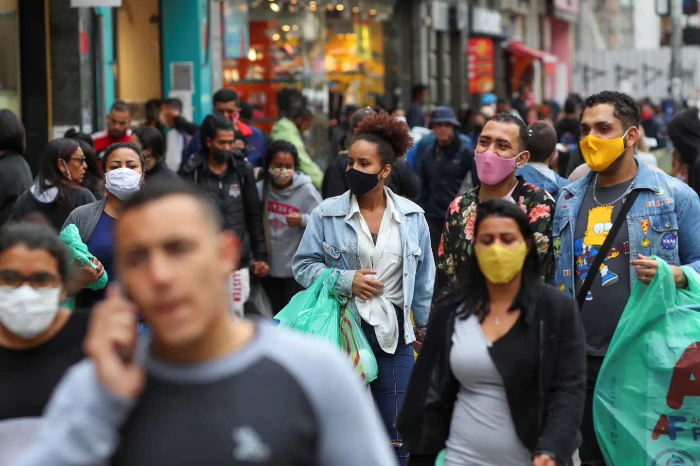 Folk går på en populær shoppinggade i den brasilianske by São Paulo midt i udbruddet af coronavirus. Amanda Perobelli/Reuters