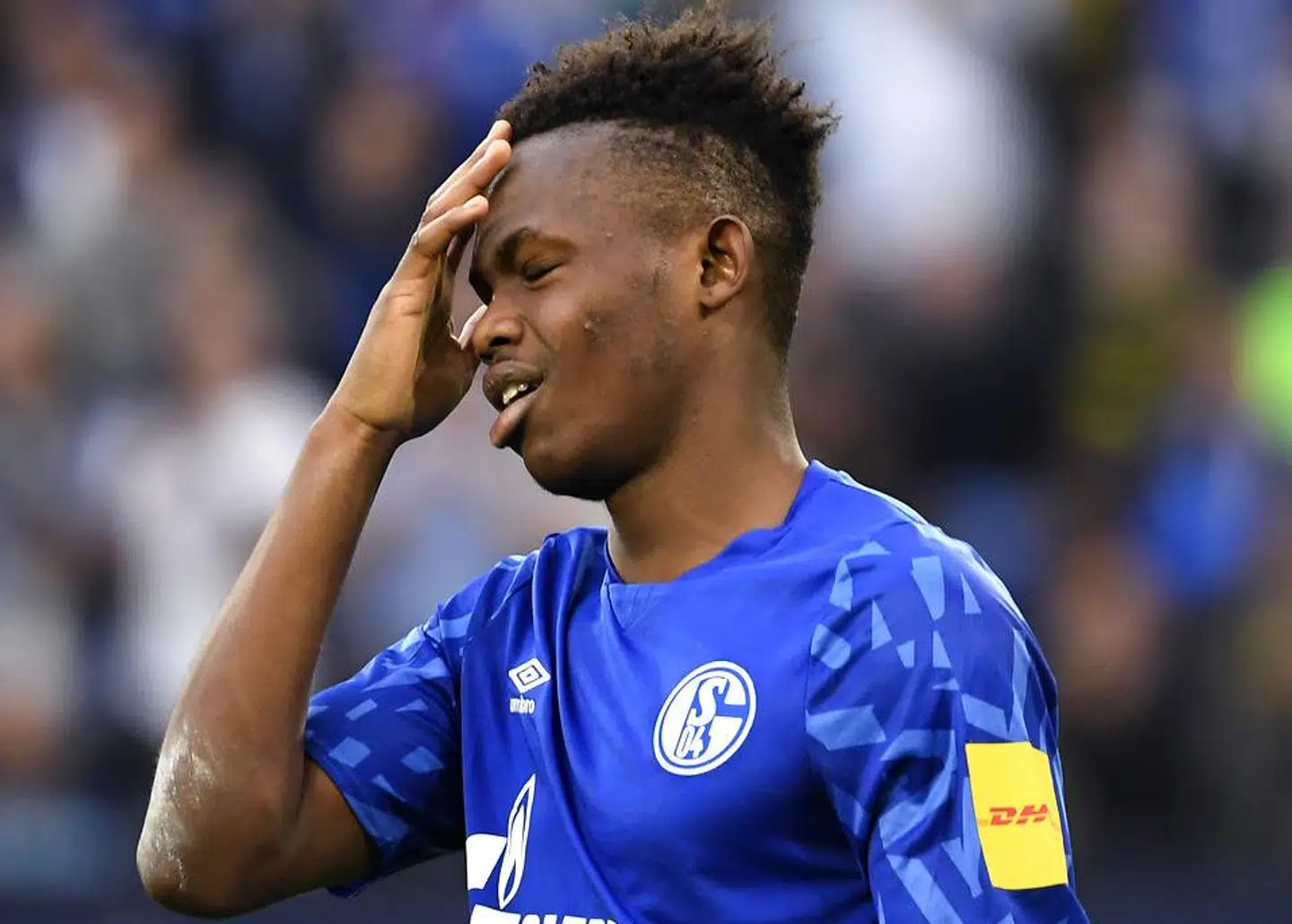 Rabbi Matondo tager sig til hovedet. Samme reaktion har Schalkes sportslige leder, Jochen Schneider, nok haft, da han så billedet af klubbens offensive spiller.
