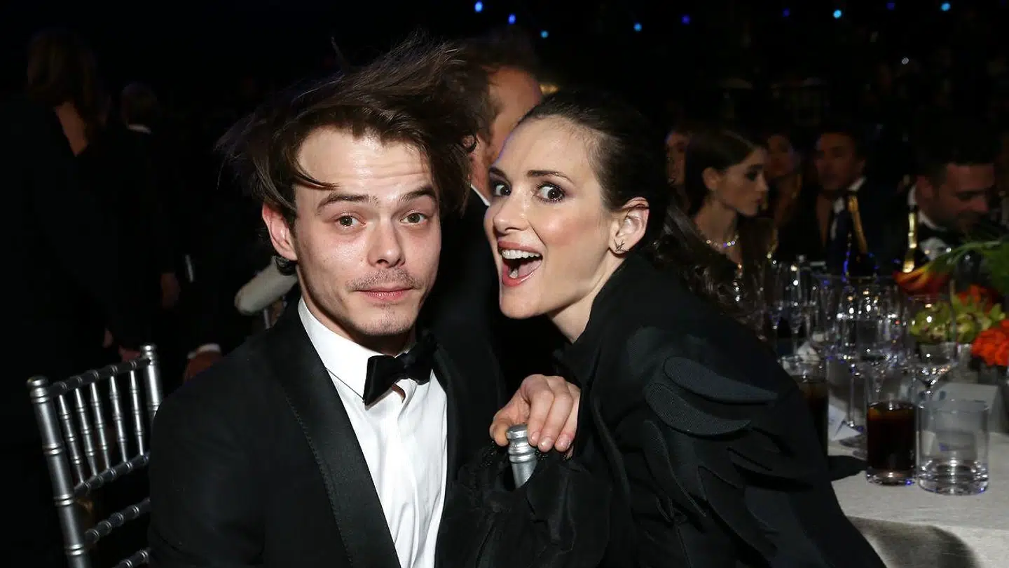 Winona Ryder - her sammen med skuespiller Charlie Heaton.