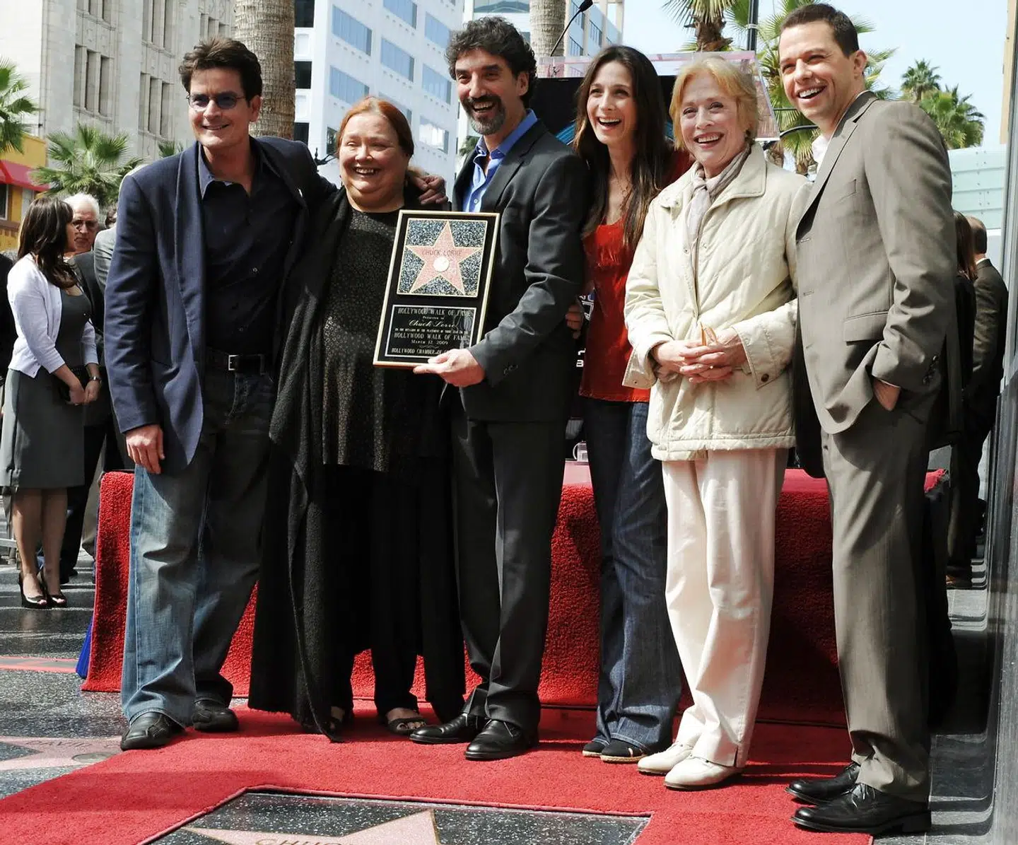 Conchata Ferrell er nok bedst kendt for sin rolle som Berta i 'Two and a Half Men', hvor hun spillede over for blandt andre Charlie Sheen (yderst til venstre) og Jon Cryer (yderst til højre), hvor hun havde rollen som Sheens husholderske.