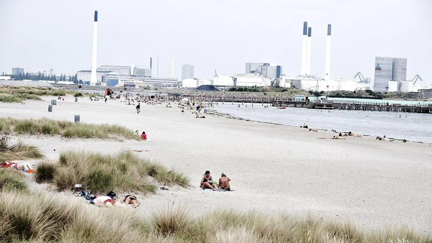 Badende i solskin på Amager Strand onsdag 21. juli 2010.