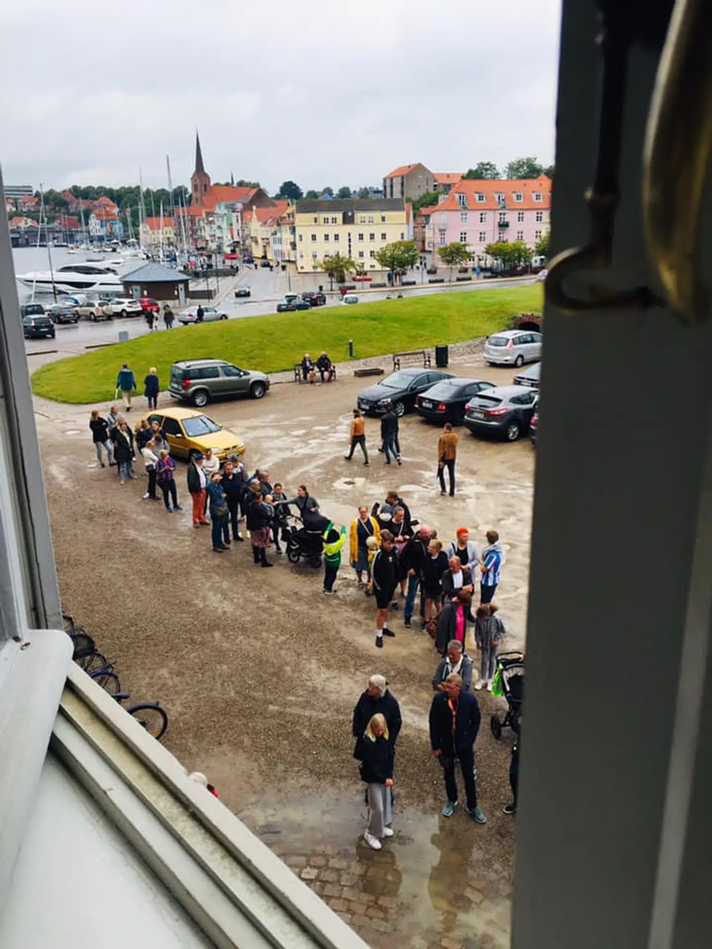 Sønderborg Slot havde allerede en halv time inden åbningen en lang kø af ventende gæster.