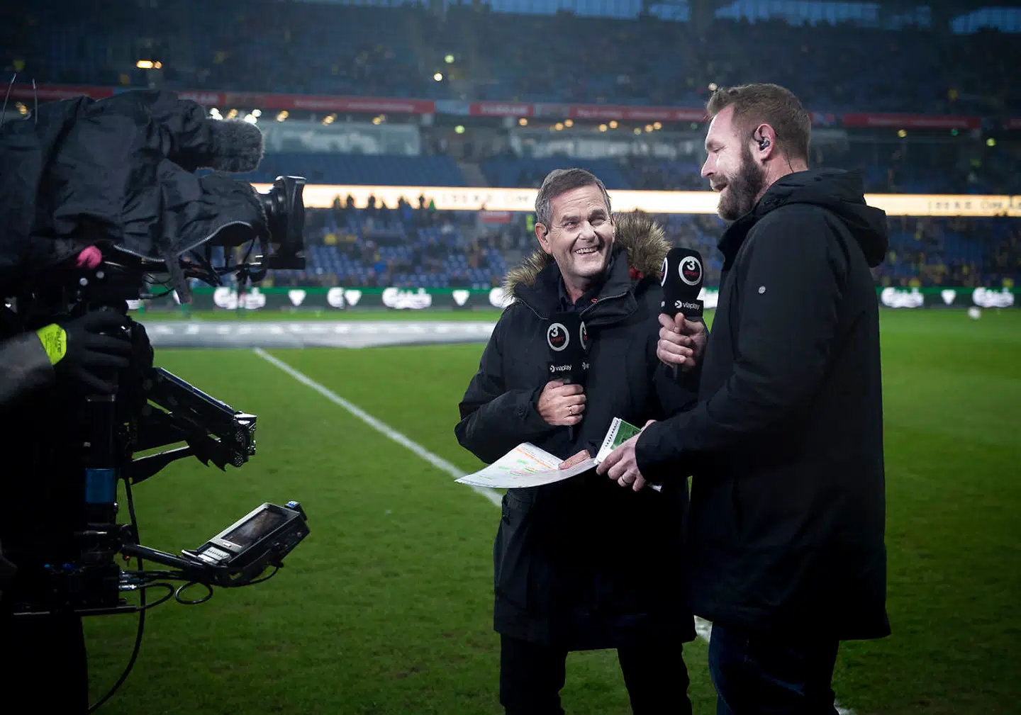 TV3's fodboldkommentator Carsten Werge i selskab med Joachim Boldsen ved en fodboldkamp.