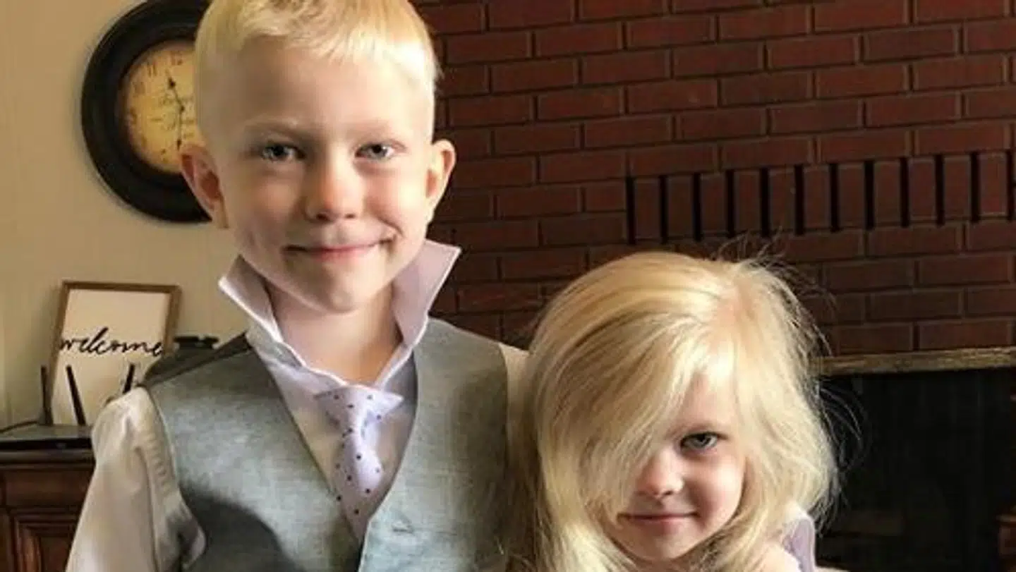 Bridger Walker med sin lillesøster før mødet med hunden.