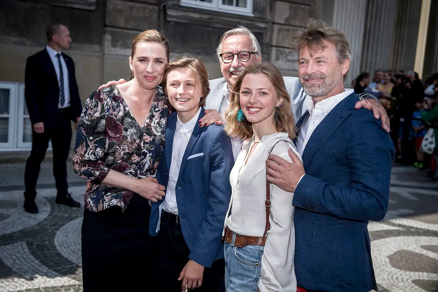 Mette Frederiksen med sin søn Magne, far Flemming Frederiksen, bonusdatter Mathilde og kommende mand, Bo Tengberg, i 2019.