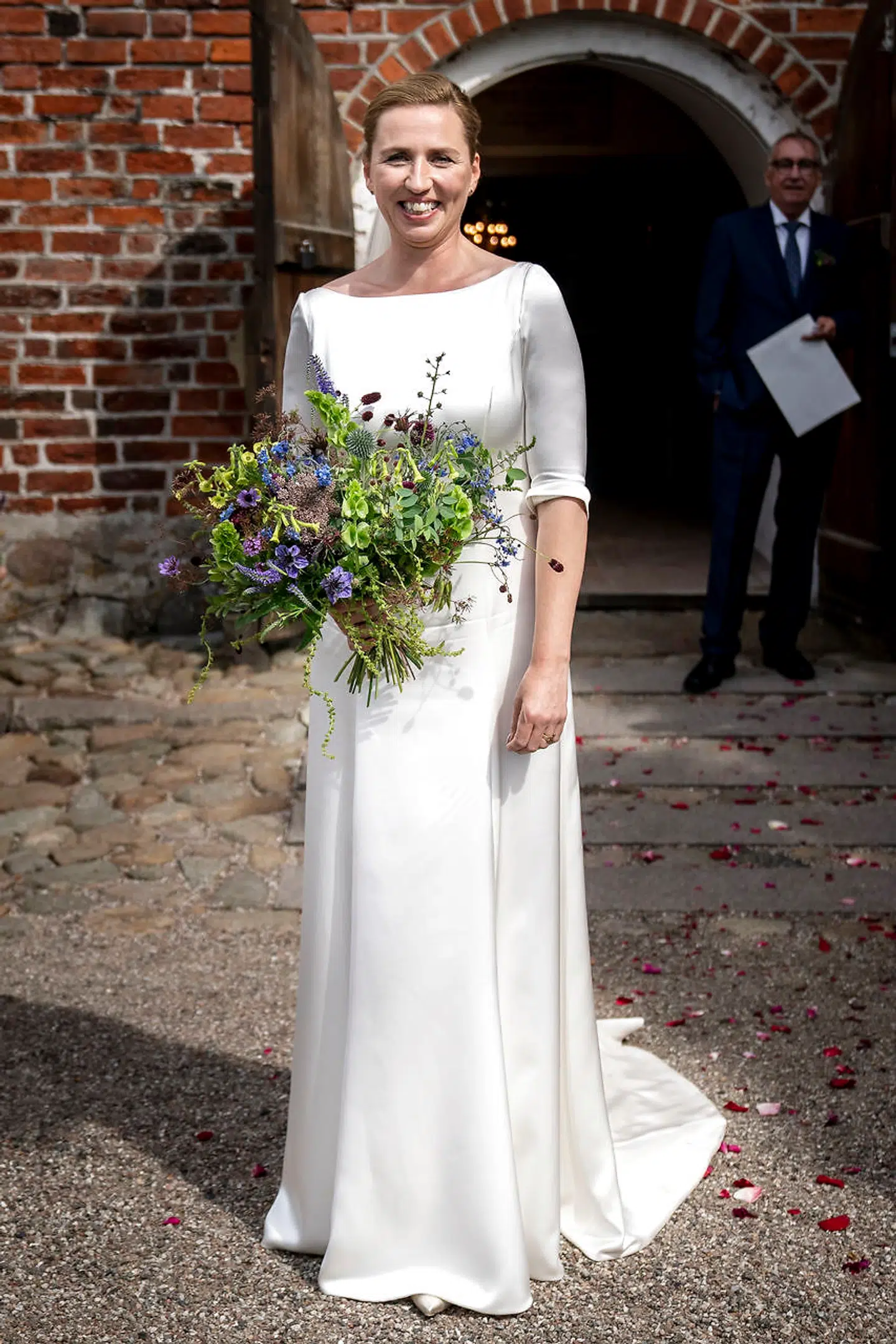 Bruden foran kirken efter vielsen mellem Statsminister Mette Frederiksen og filmfotograf Bo Tengberg i Magleby Kirke på Sjælland, onsdag den 15. Juli 2020. Mette Frederiksen og Bo Tengberg blev gift onsdag eftermiddag.De har officielt dannet par siden 2014 og har været forlovet siden 2017. Brylluppet har af flere omgange været udskudt. (Foto: Mads Claus Rasmussen/Ritzau Scanpix)