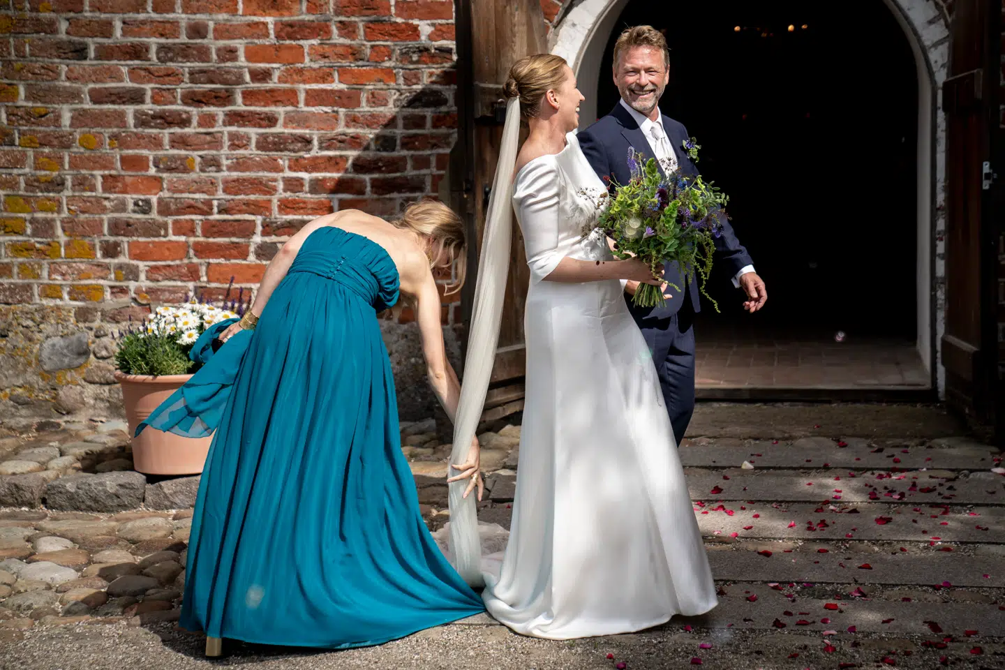 Mette Frederiksens kjole er designet af Grith Rahbek - også det lange slør.