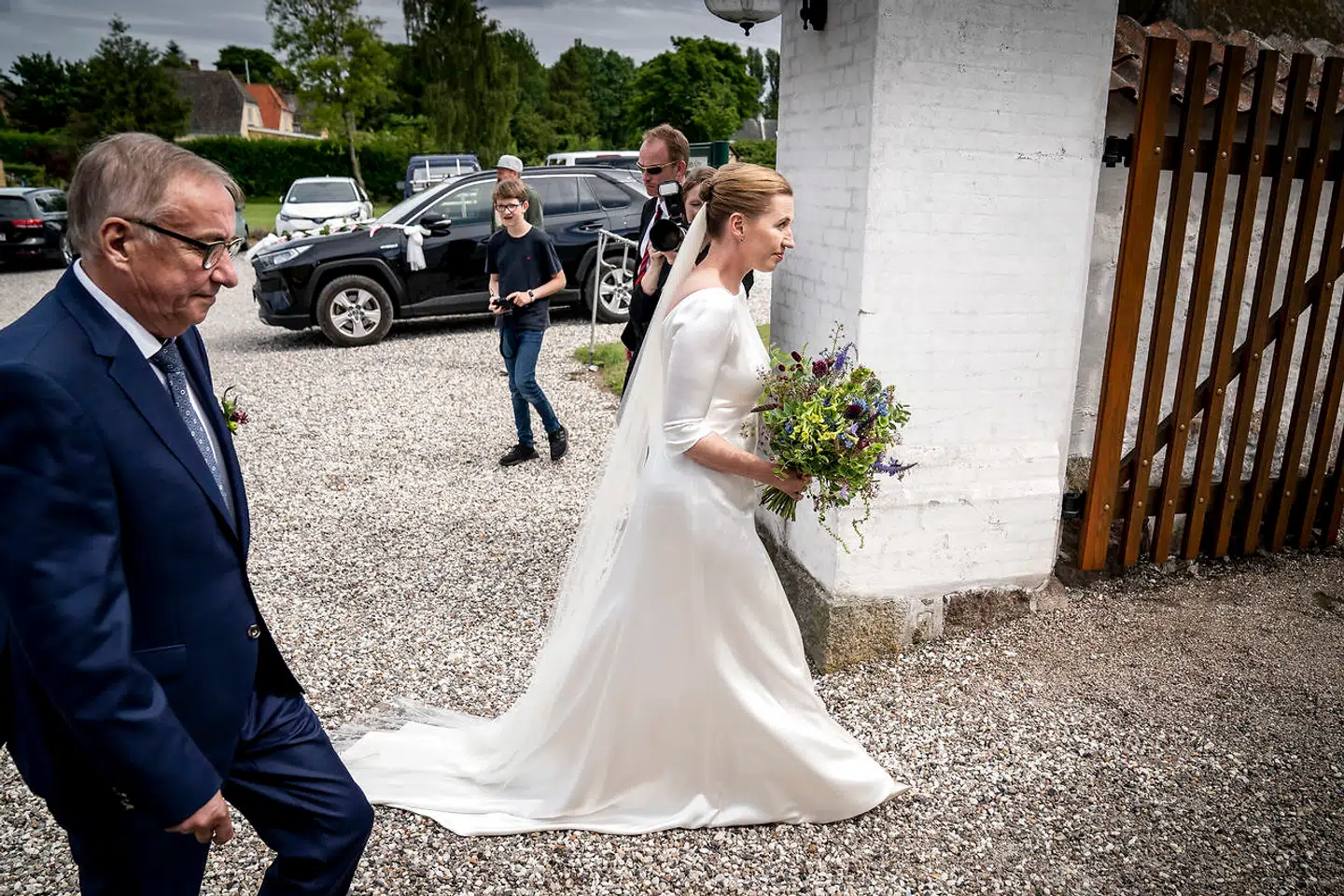 Bruden ankommer med sin far Flemming Frederiksen til kirken før vielsen mellem Statsminister Mette Frederiksen og filmfotograf Bo Tengberg i Magleby Kirke på Sjælland, onsdag den 15. Juli 2020. Mette Frederiksen og Bo Tengberg blev gift onsdag eftermiddag.De har officielt dannet par siden 2014 og har været forlovet siden 2017. Brylluppet har af flere omgange været udskudt