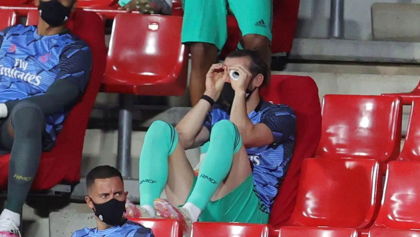 Gareth Bales opførsel har fået opmærksomhed. Her tog han sportstape op foran øjnene for at lave en kikkert.