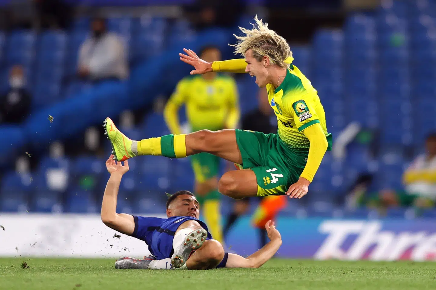 Norwich-talentet Todd Cantwell (i gult) spillede en god kamp mod Chelsea, men bliver her nedlagt af Mateo Kovacic. Richard Heathcote/Reuters