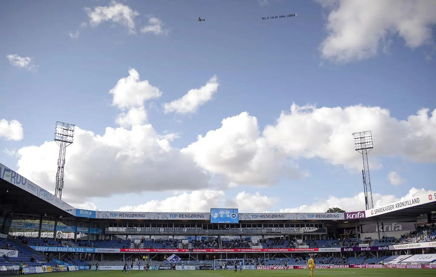 Flyet med det efterfølgende banner over Cepheus Park Randers lørdag 11. juli 2020.