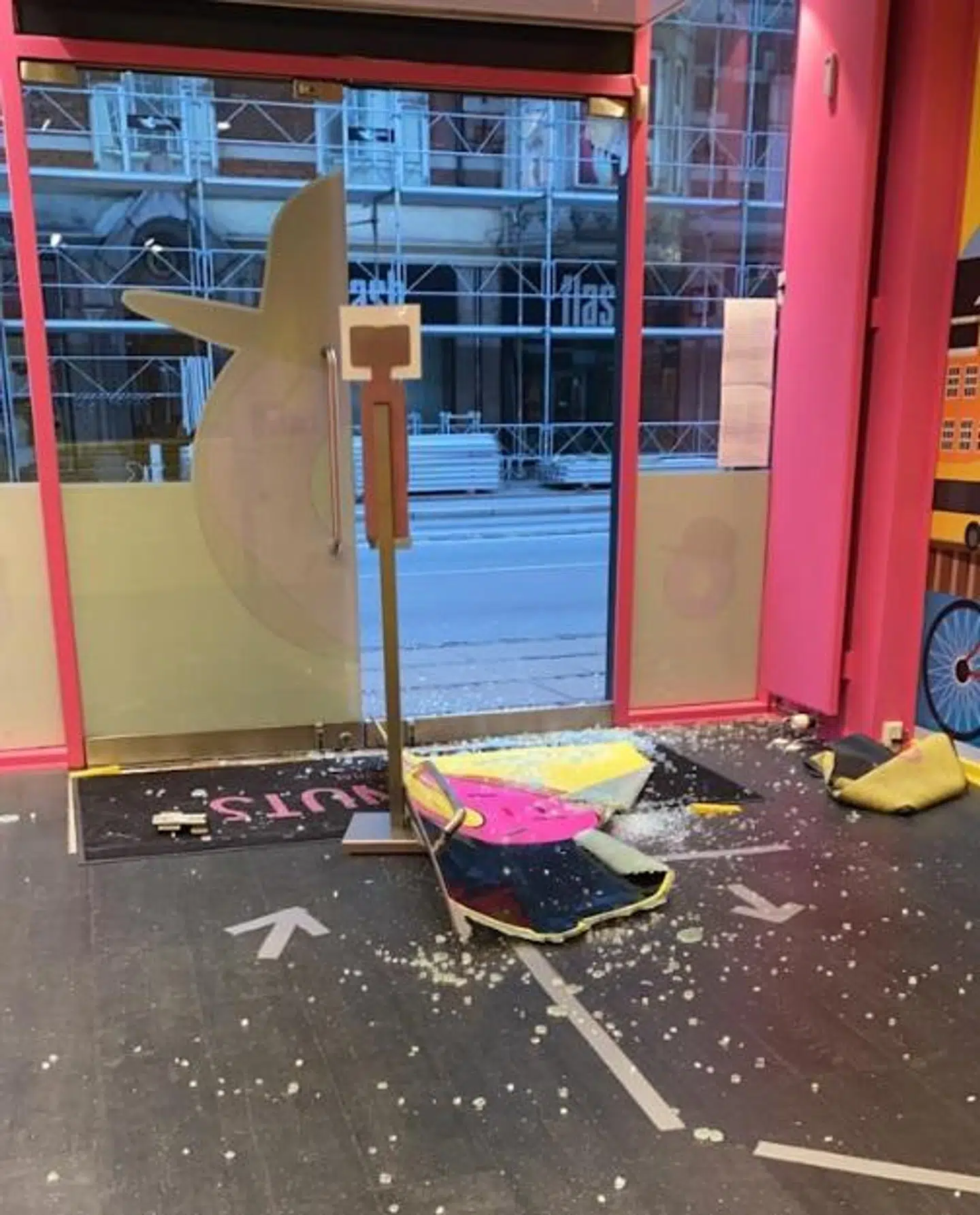 Her er indgangen, efter ubudne gæster har kigget forbi.