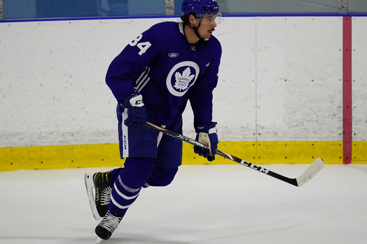 Toronto Maple Leafs' Auston Matthews er kommet sig over virussmitte og var på is, da holdet mandag genoptog træningen forud for genstarten. John E. Sokolowski/Ritzau Scanpix