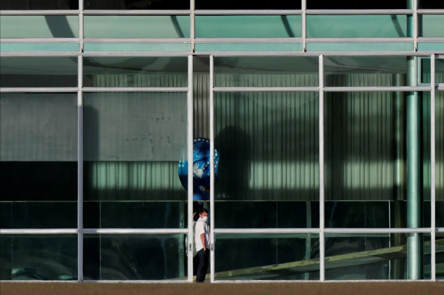 Den brasilianske præsident, Jair Bolsonaro, blev mandag spottet ude foran præsidentboligen Palácio da Alvorada i hovedstaden Brasília. Ueslei Marcelino/Reuters