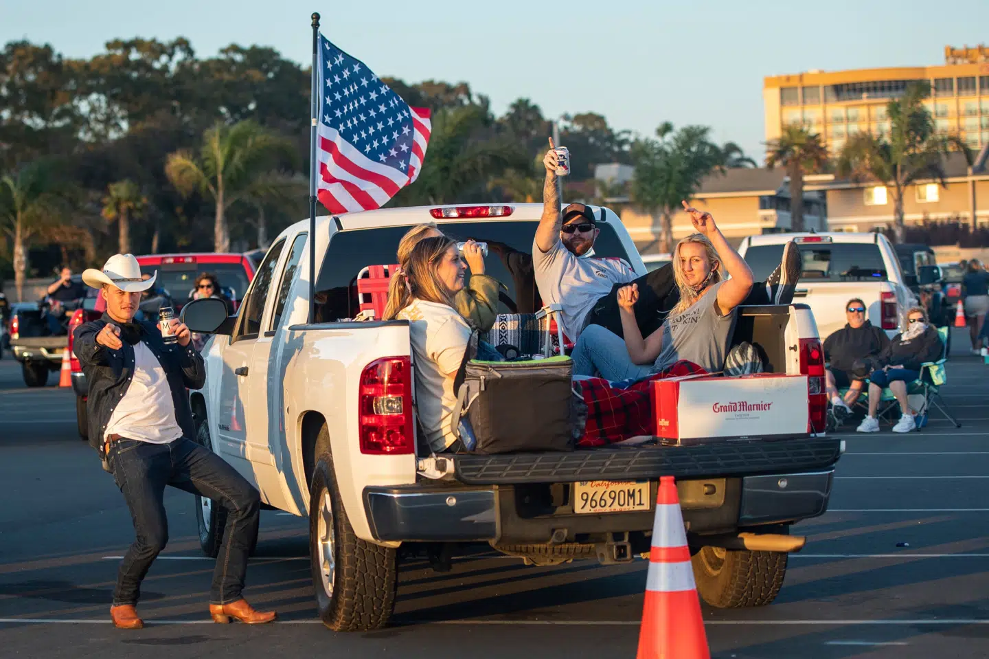I weekenden var folk samlet til drive-in koncert i ved Ventura County Fairgrounds and Event Center lidt nord for Los Angeles. Nu lukker Californiens guvernør ned for blandt andet barer og indendørsservering på restauranter for at begrænse coronasmitte. Valerie Macon/Ritzau Scanpix