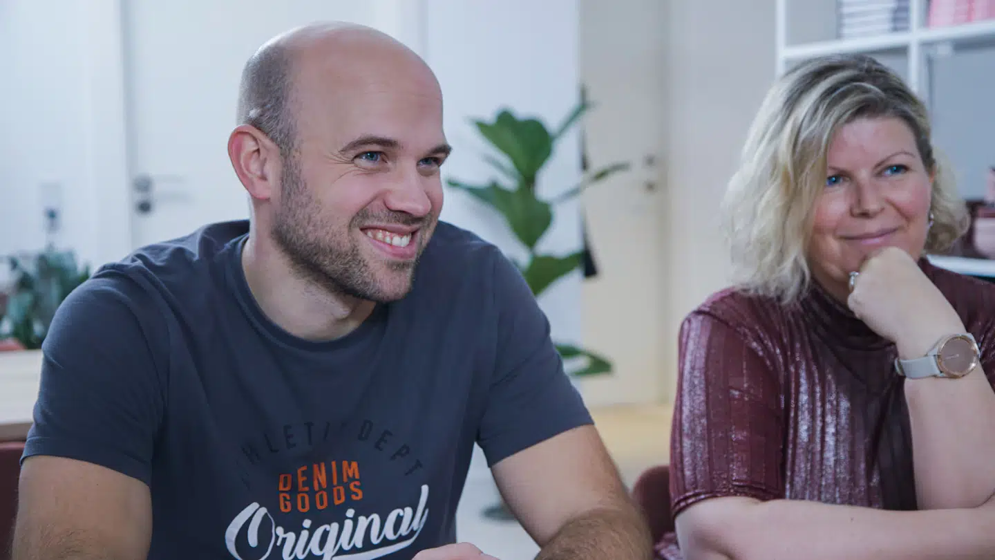 Tina og Thomas ved parrets første vejning.