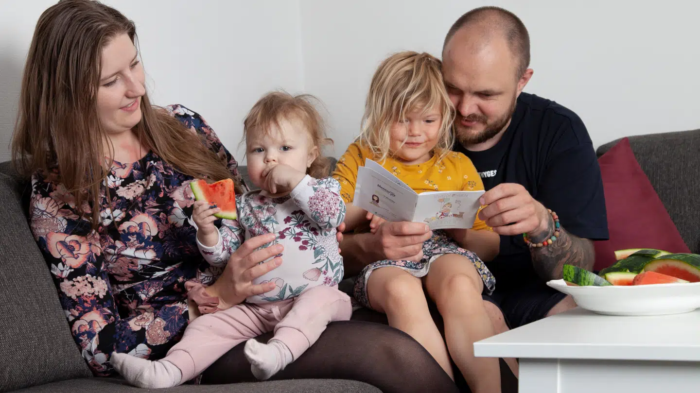 Familien samlet i hjemmet på Falster. Foto: Anne-Dorthe Wiens/Byrd.