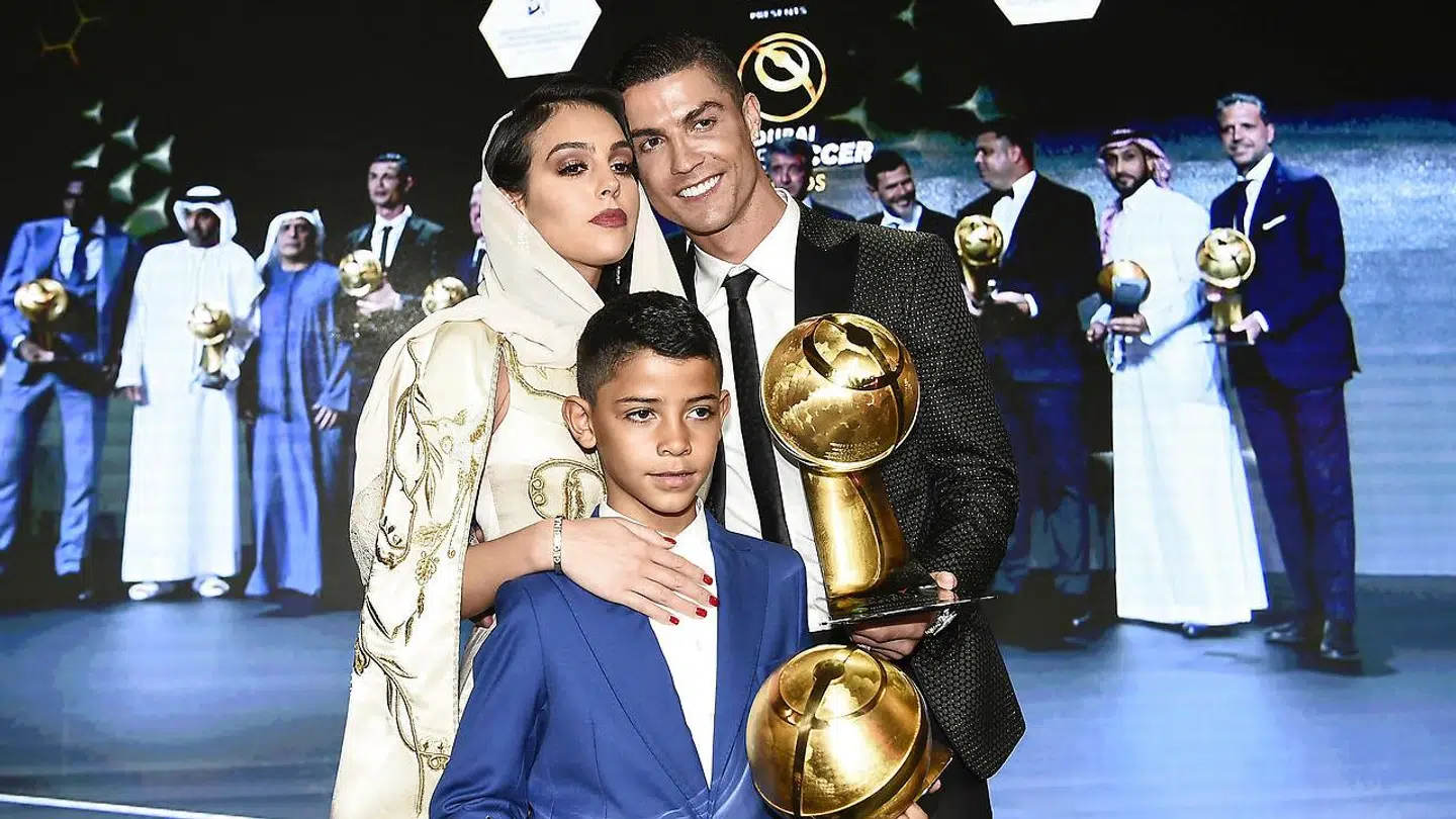 Cristiano Ronaldo Jr. i selskab med Cristiano Ronaldo og Georgina Rodriguez ved Dubai Soccer Awards i 2019.