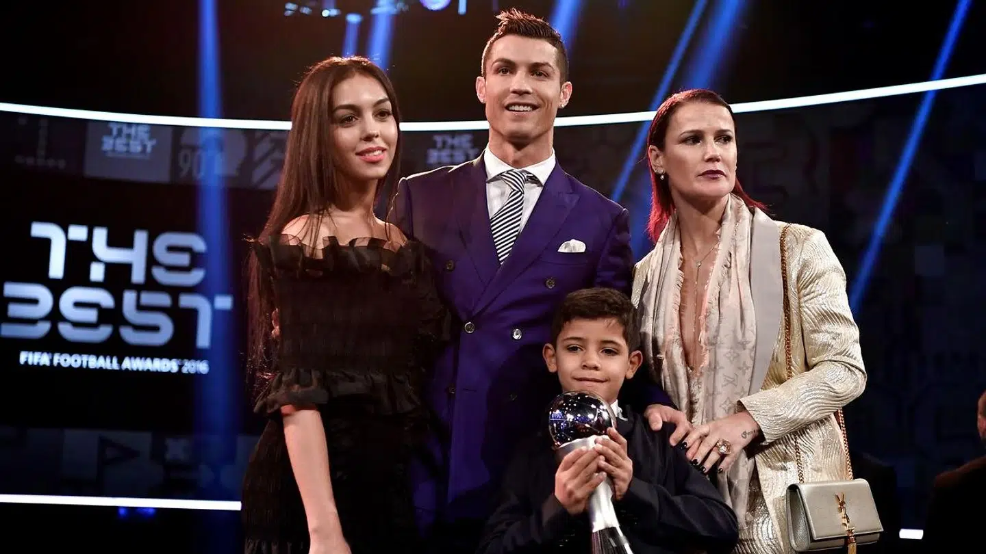 Cristiano Ronaldo og kæresten Georgina (tv.). Med på billedet er også Ronaldos søster Elma Aveiro og sønnen Cristiano Ronaldo Jr.
