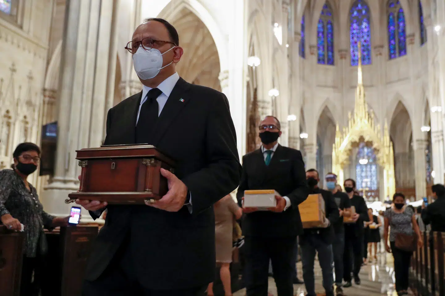Coronavirusset har ramt New York City hårdt. Byens borgere bruger masker, som her ved en begravelse i Saint Patrick's Cathedral på Manhattan 11. juli af mexicanske borgere, der er døde af coronavirusset. Andrew Kelly/Reuters