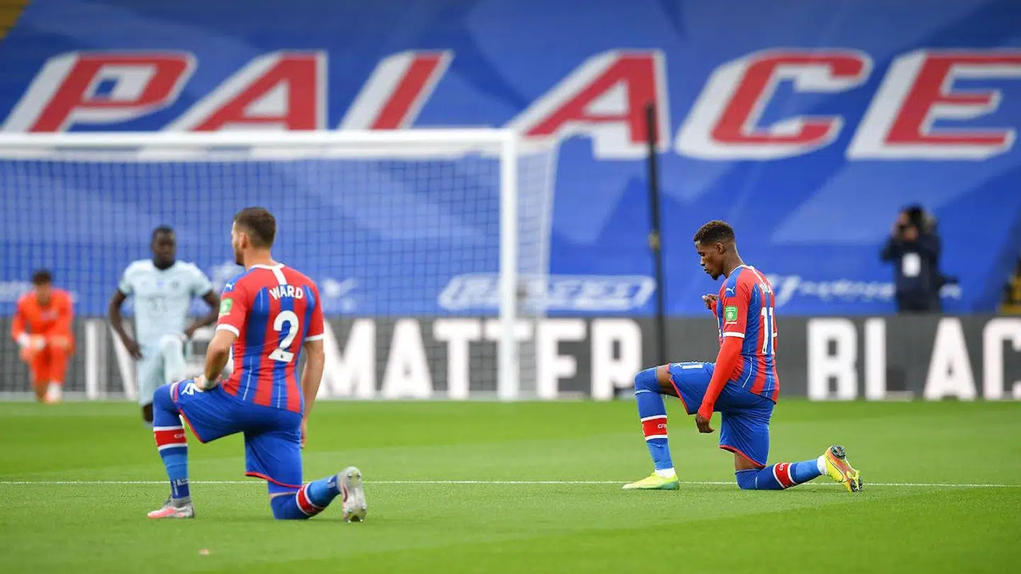 Tidligere har Wilfried Zaha (th.) knælet i kampen mod racisme.