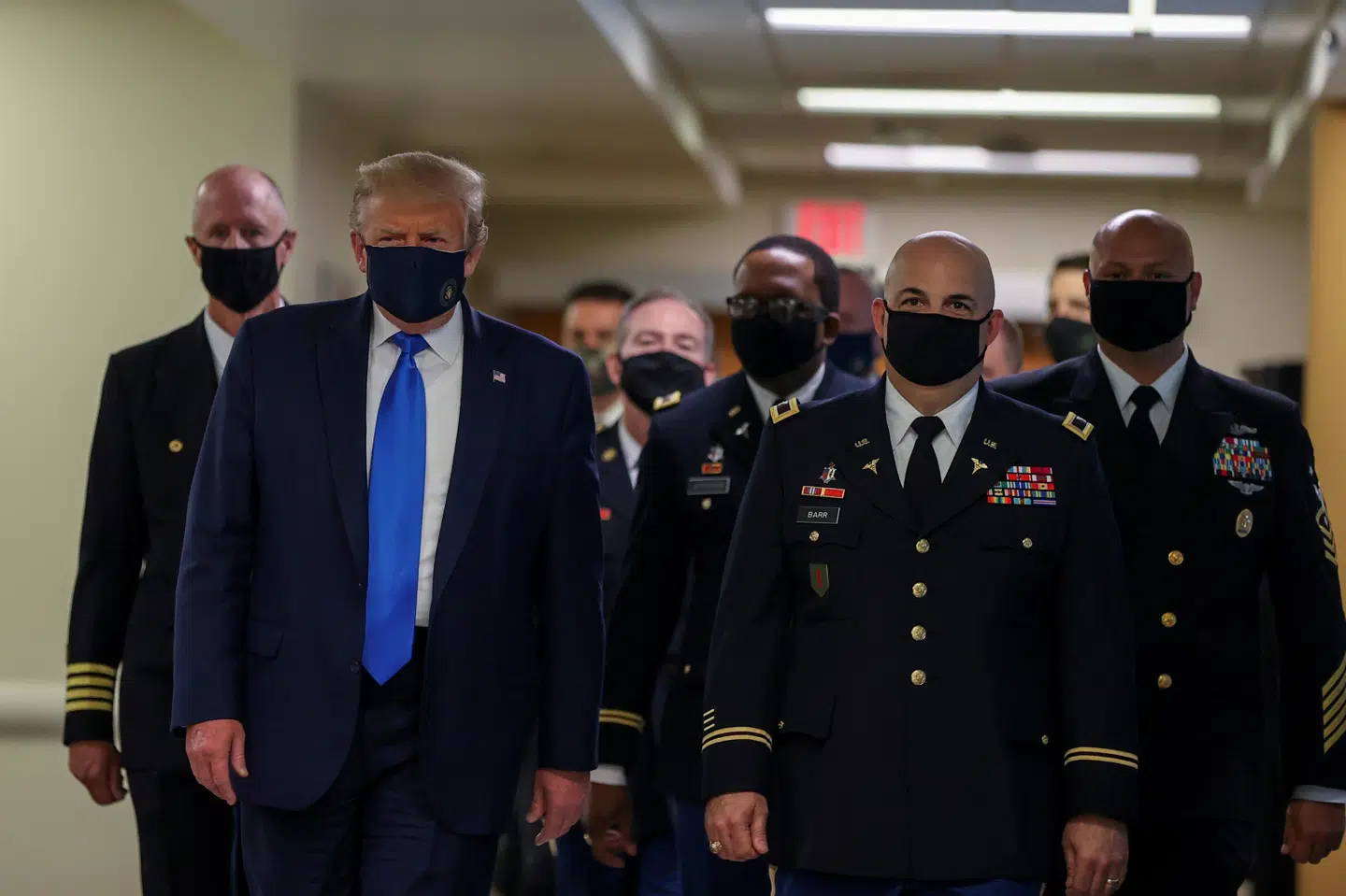 Donald Trump havde iført sig en ansigtsmaske, da han lørdag besøgte et militærhospital i Bethesda i Maryland. Trump har ikke tidligere under coronaviruspandemien vist sig med en maske. Tasos Katopodis/Reuters