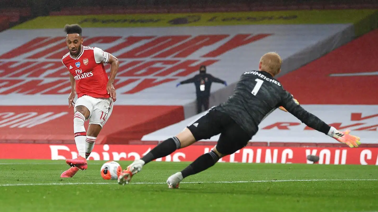 Pierre-Emerick Aubamyang i direkte duel med Leicester-målmand Kasper Schmeichel.