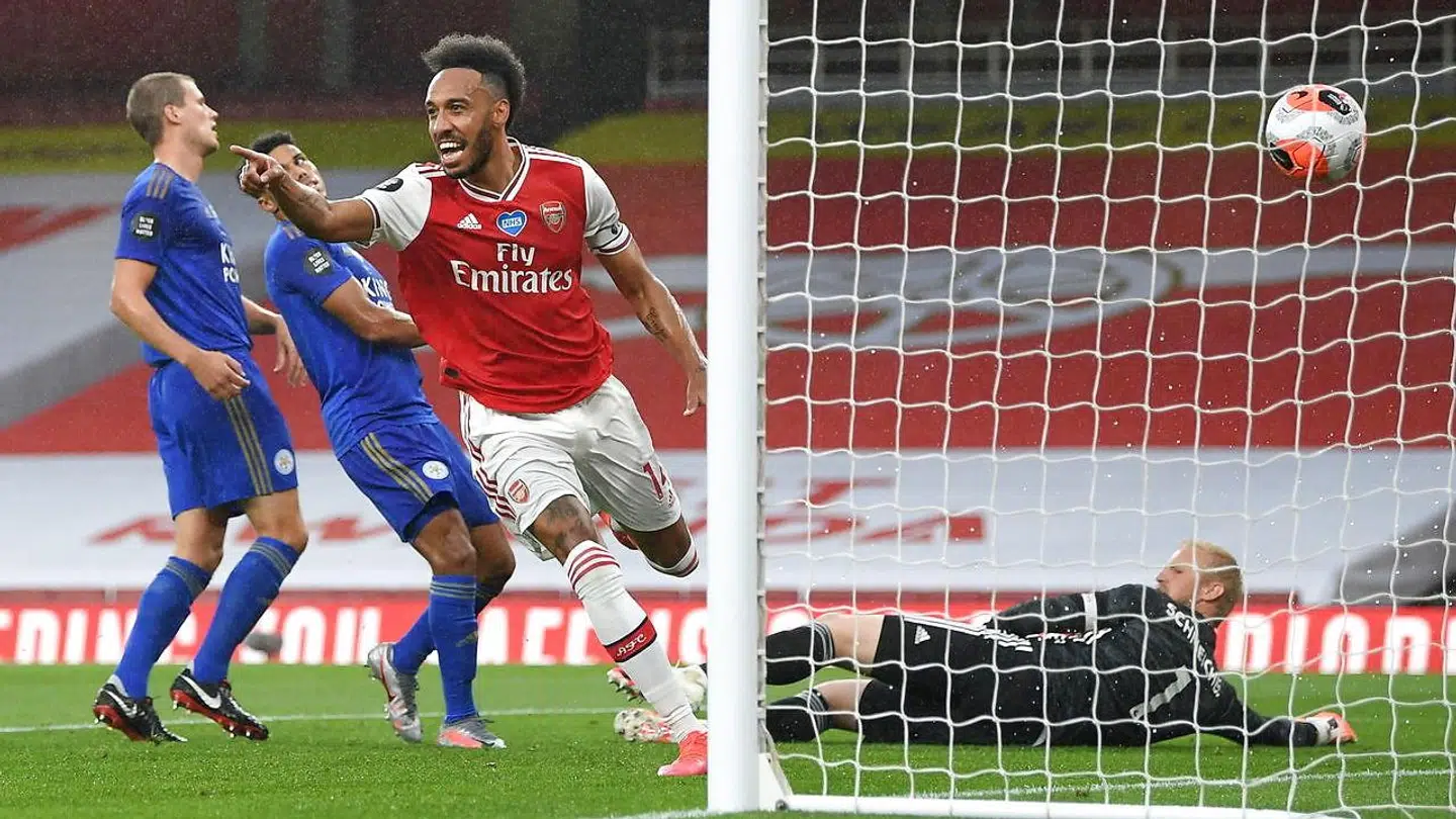 Pierre-Emerick Aubameyang har i denne Premier League-sæson scoret 20 gange for Arsenal i 32 kampe. Her har han netop scoret mod Leicester og den danske landsholdsmålmand Kasper Schmeichel.