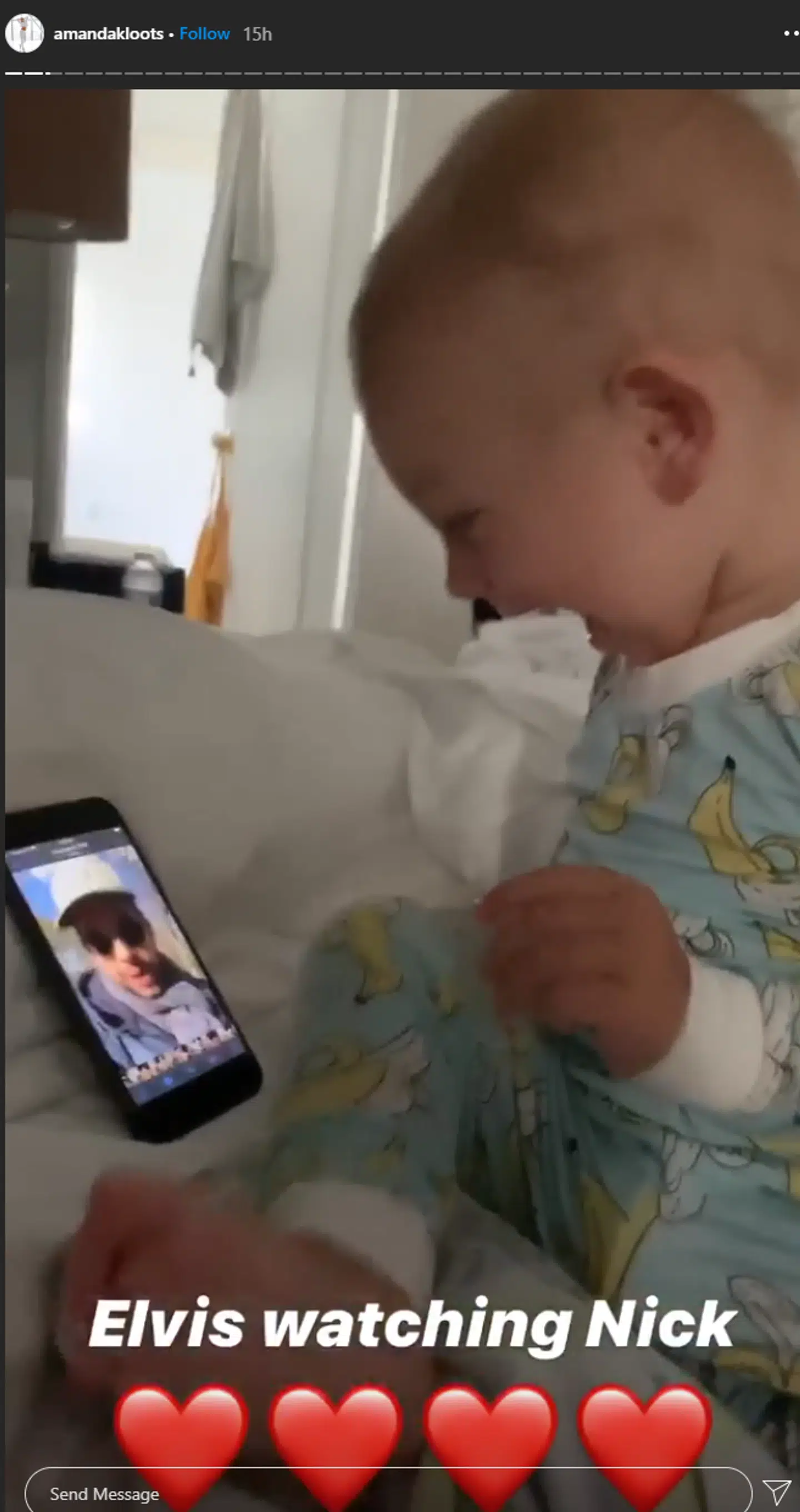 Elvis der her ser sin far på telefonen.