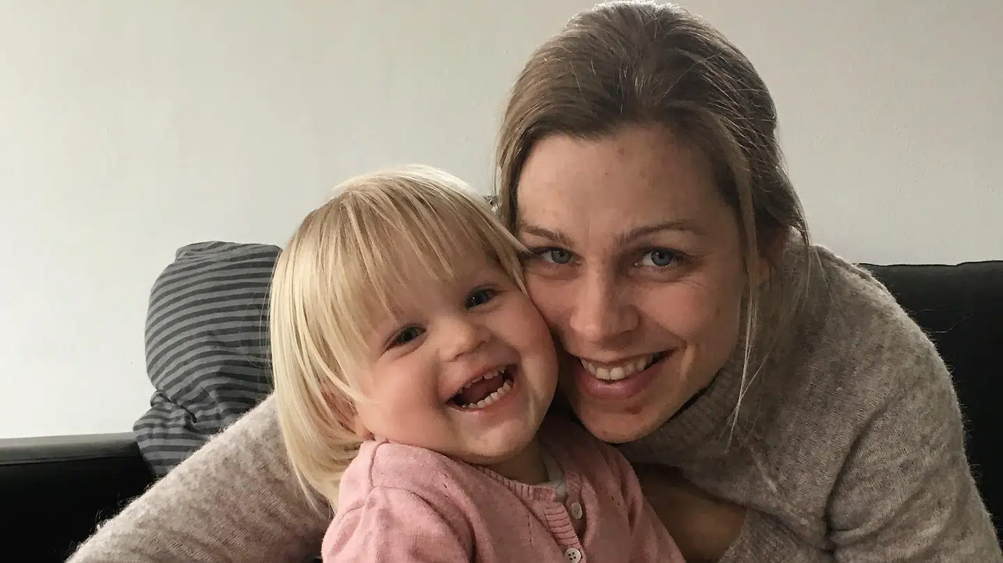 Mette Balle Hermansen og datteren Merle, der lider af en sjælden muskelsvindsygdom. Merle har oplevet stor effekt ved Spinraza. Foto: Privat.