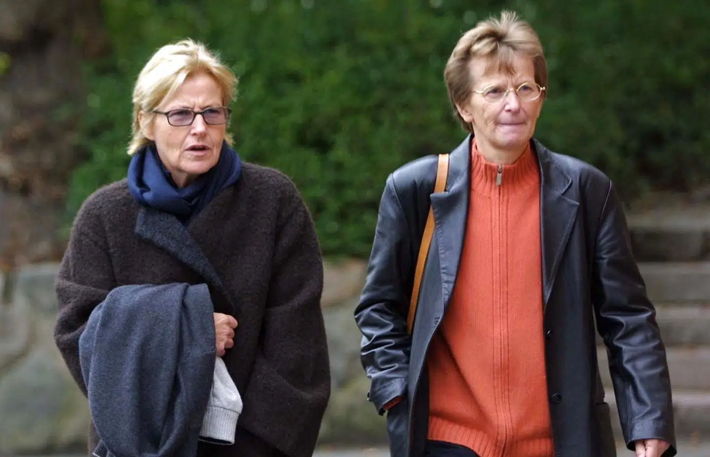 Kirsten Larsen (tv.) og Ruth Sejerøe-Olsen under byretssagen i Ringkøbing i 2006. Begge en del af Amdis harem af kvinder.